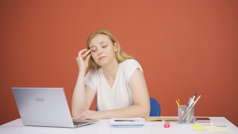 Woman-working-on-laptop-has-a-headache.